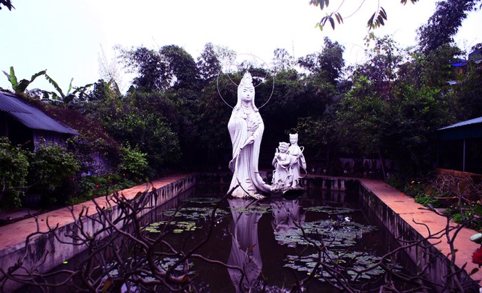 Trước "nghĩa trang" là hồ Thanh Thủy có tượng Quan Âm và hai chư đồng. Xung quanh các loại hoa hồng, đồng tiền, trúc đào, dâm bụt.